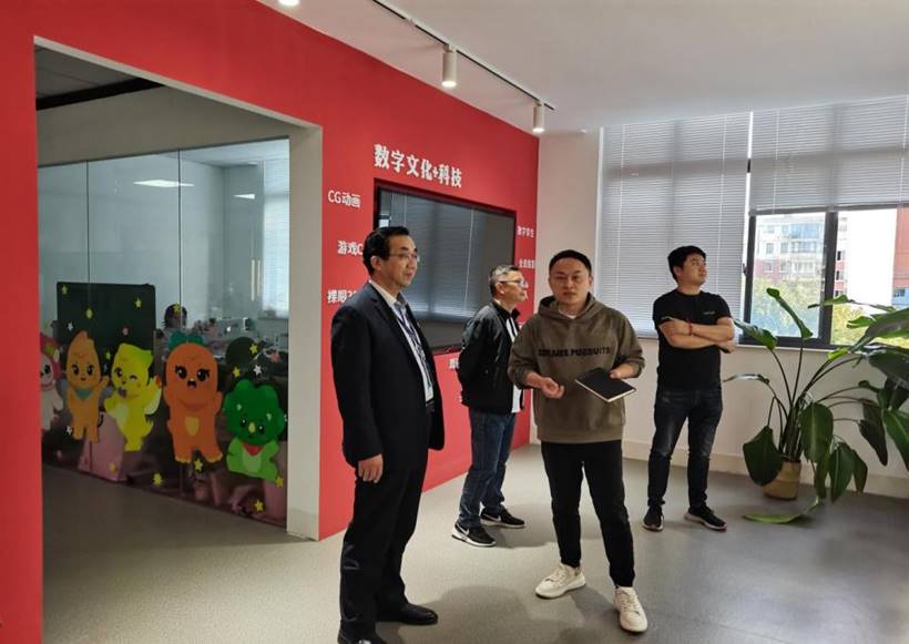 学校领导参观木方文化 学校领导参观木方文化