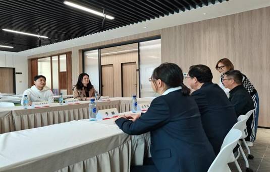 和企业负责人交流 和企业负责人交流